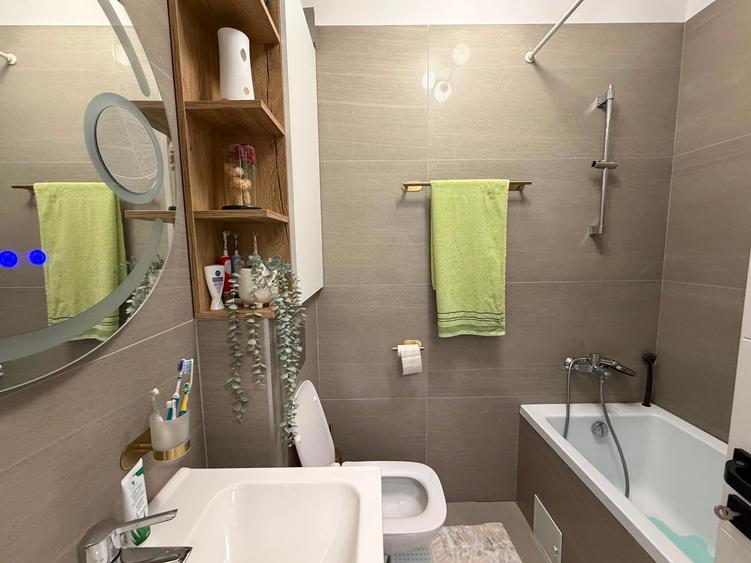 Apartament cu 3 camere decomandat în Sisești