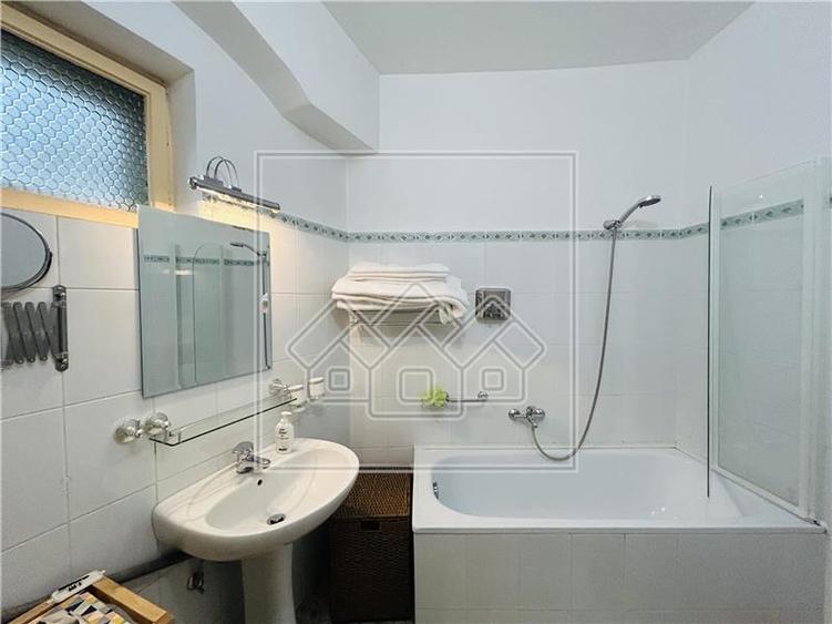 Apartament cu 3 camere semidecomandat în Central
