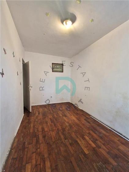 Apartament cu 3 camere semidecomandat în Tractorul