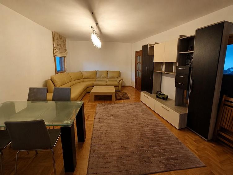 Apartament cu 4 camere decomandat în Banca Națională