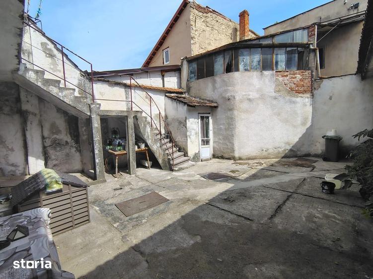 Casă cu 6 camere cu Teren 107 Mp în Central