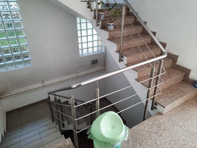 Casă individuală cu 6 camere cu Canalizare în Central