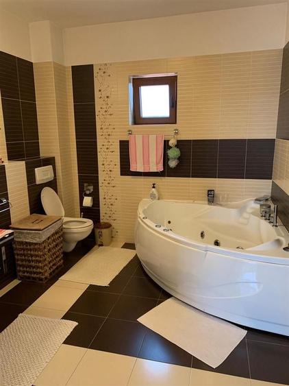 Casă individuală cu 9 camere cu Canalizare în Gruia