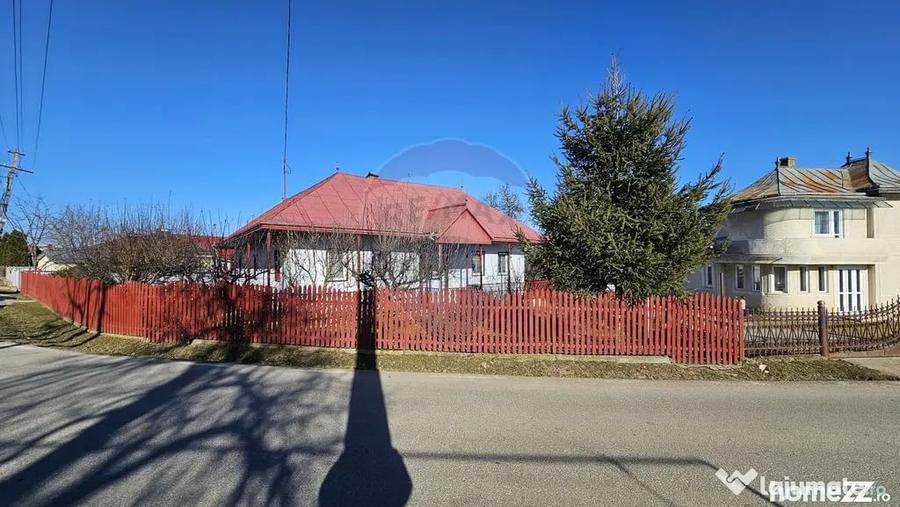 Casă cu 3 camere cu Teren 4900 Mp în Central