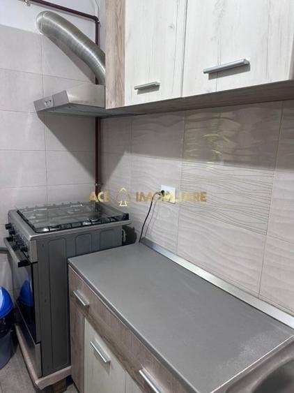 Apartament cu 4 camere semidecomandat, mobilat în Titan