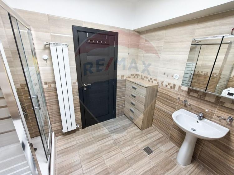 Apartament cu 3 camere semidecomandat, mobilat în Periferie