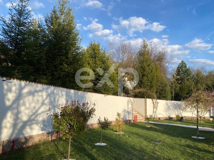 Casă individuală cu 10 camere cu Teren 20875 Mp în Păușești