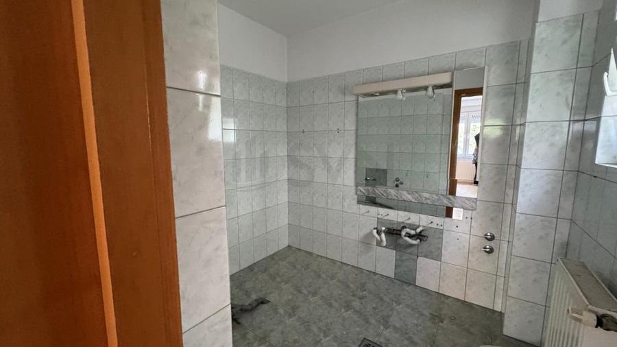 Casă individuală cu 10 camere cu Teren 402 Mp în Lacul Tei
