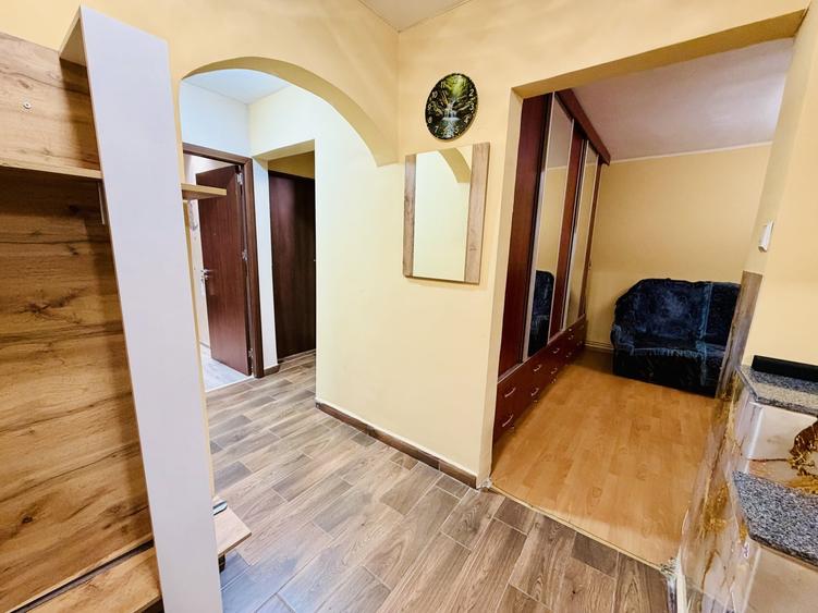 Apartament cu 3 camere decomandat, mobilat în Uverturii