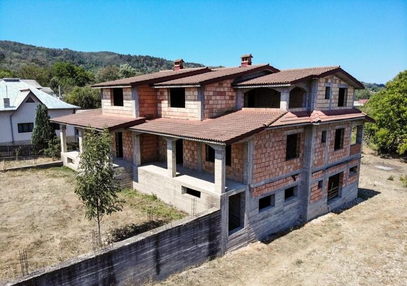 Casă cu 4 camere în Retevoiești