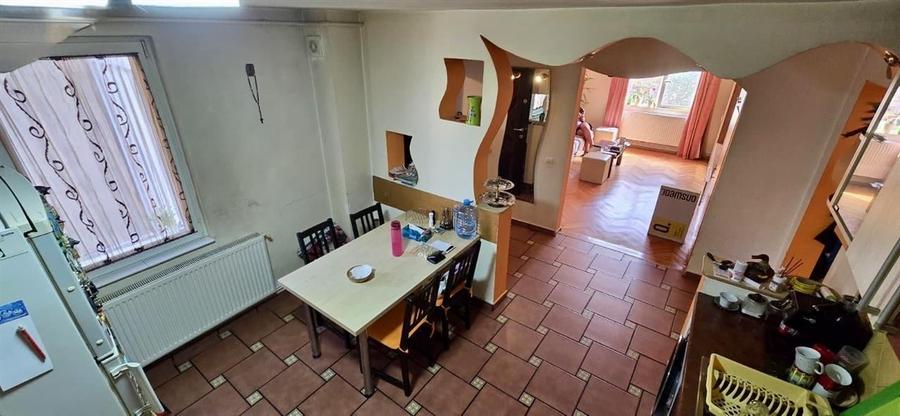 Apartament cu 4 camere decomandat, mobilat în Tractorul