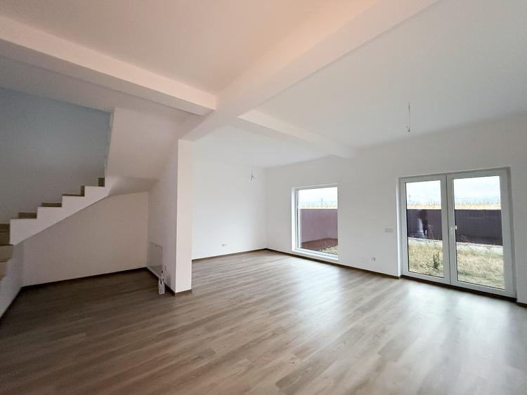 Duplex cu 4 camere cu Canalizare în Sânpetru