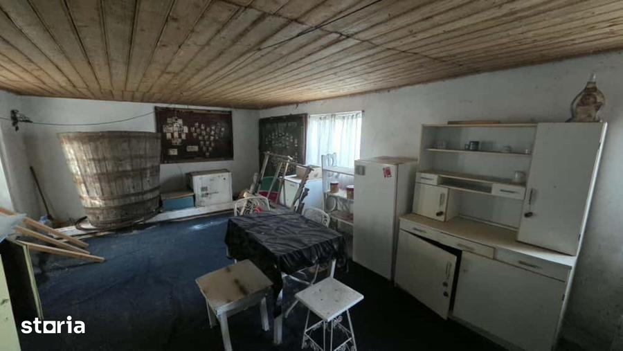 Casă cu 10 camere semidecomandat cu Teren 3200 Mp în Gologanu