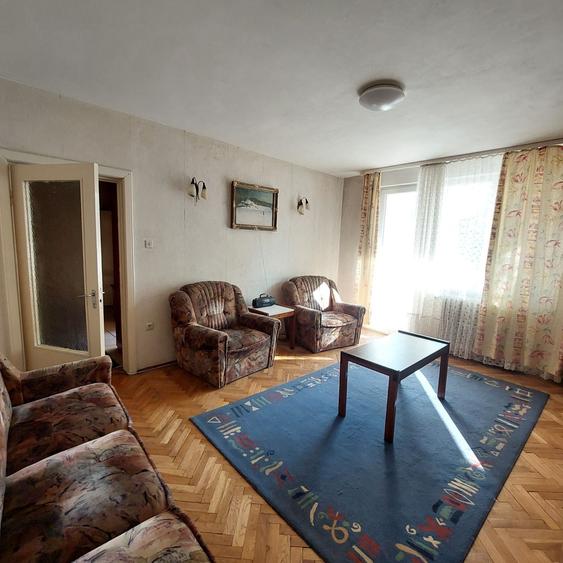 Apartament cu 3 camere semidecomandat în Central