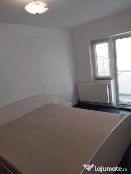 Apartament cu 4 camere decomandat în Confecții