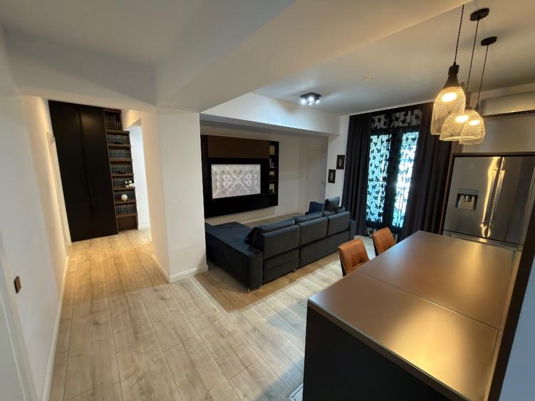 Apartament cu 3 camere decomandat, mobilat în Băneasa
