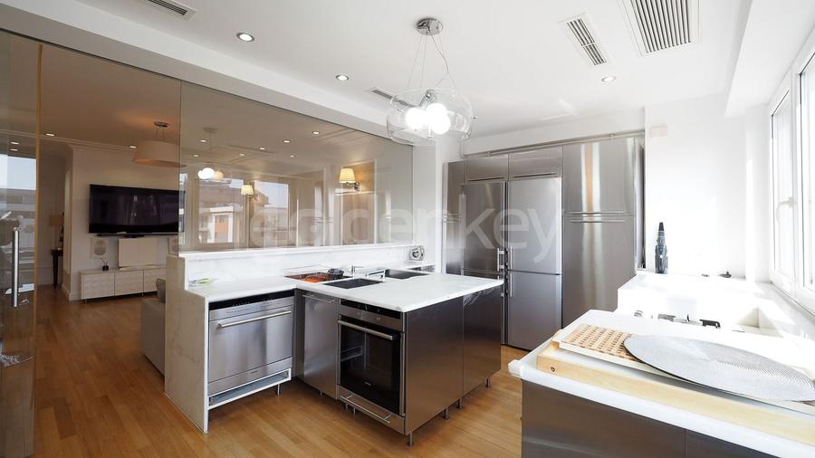 Apartament cu 4 camere semidecomandat, mobilat în Herăstrău