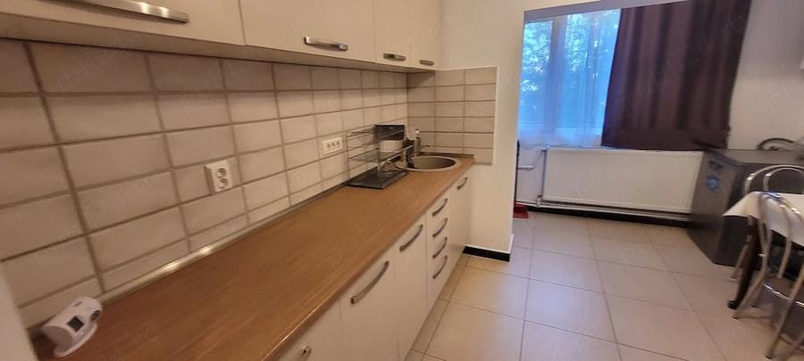 Apartament cu 3 camere decomandat în Micro 4