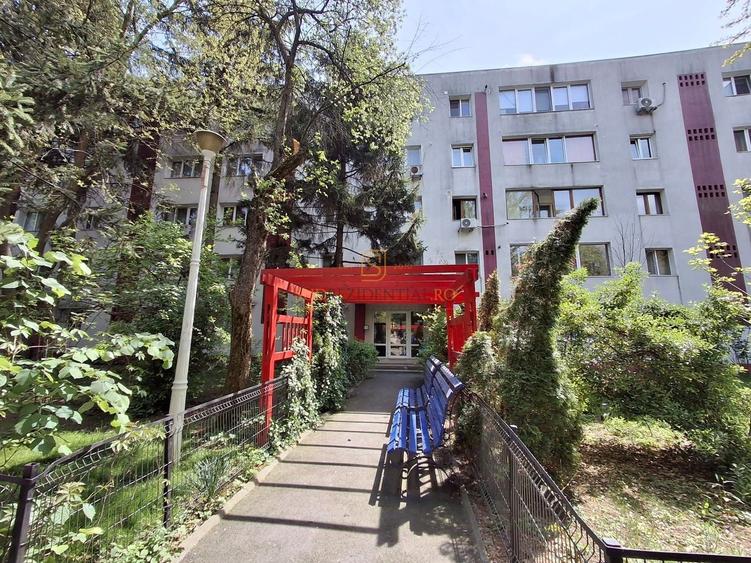 Apartament cu 3 camere semidecomandat în Berceni