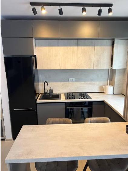 Apartament cu 2 camere decomandat în Tractorul
