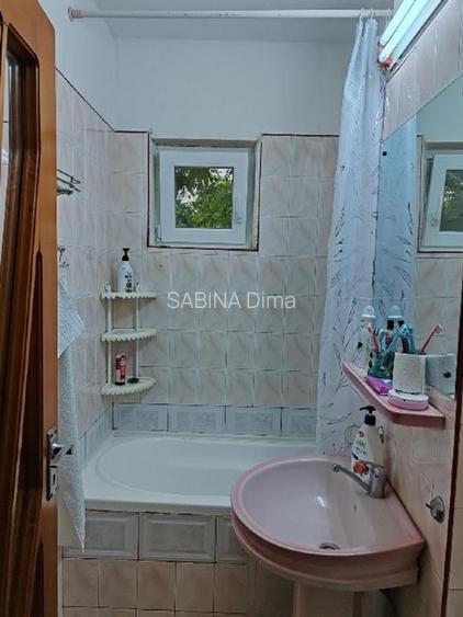 Apartament 3 camere de închiriat.