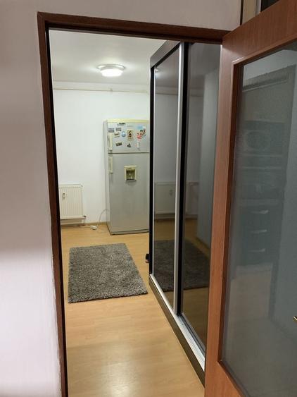Garsonieră decomandată în Vest