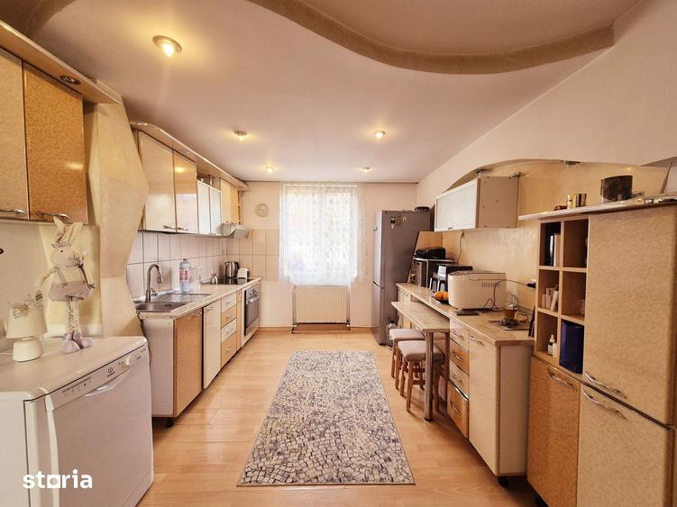 Apartament cu 4 camere semidecomandat în Precista