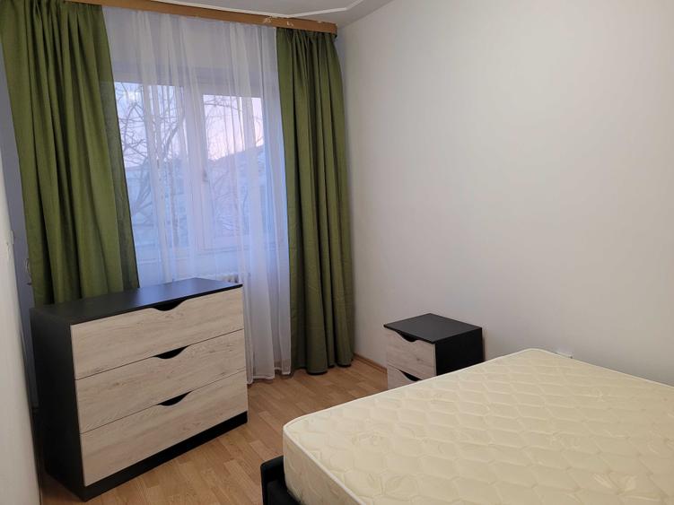 Apartament cu 3 camere decomandat în Podu Roș