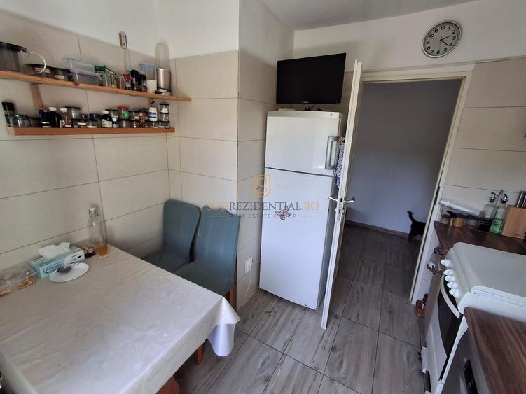 Apartament cu 3 camere semidecomandat în Berceni