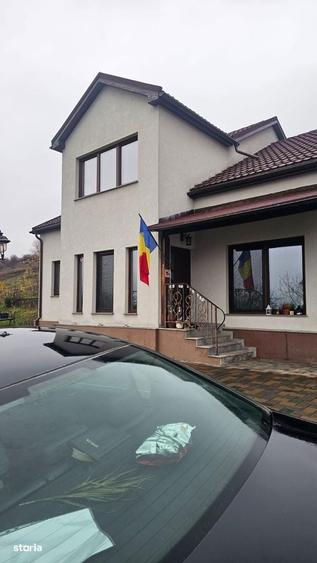 Casă cu 4 camere în Viișoara
