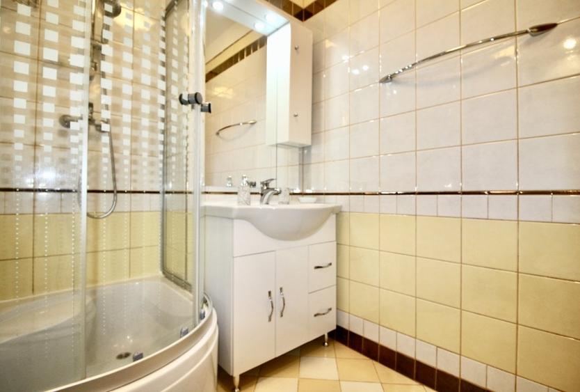 Apartament cu 4 camere semidecomandat în Universitate