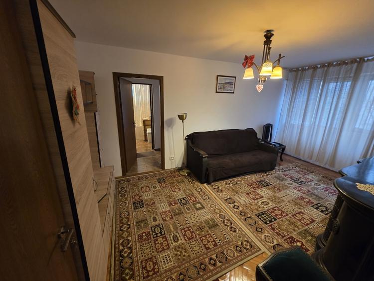 Apartament cu 3 camere semidecomandat, mobilat în Iancului