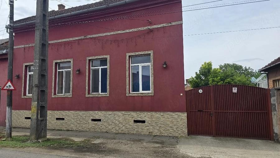 Casă cu 4 camere cu Teren 1688 Mp în Central