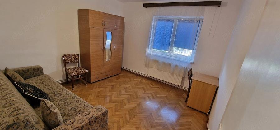Apartament cu 4 camere decomandat în Calea București