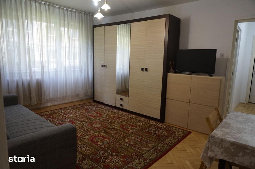 Apartament cu 3 camere semidecomandat în Girocului