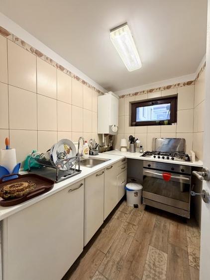 Apartament cu 4 camere semidecomandat, mobilat în P-ța Victoriei