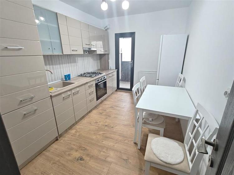 Apartament cu 3 camere decomandat, mobilat în Dacia