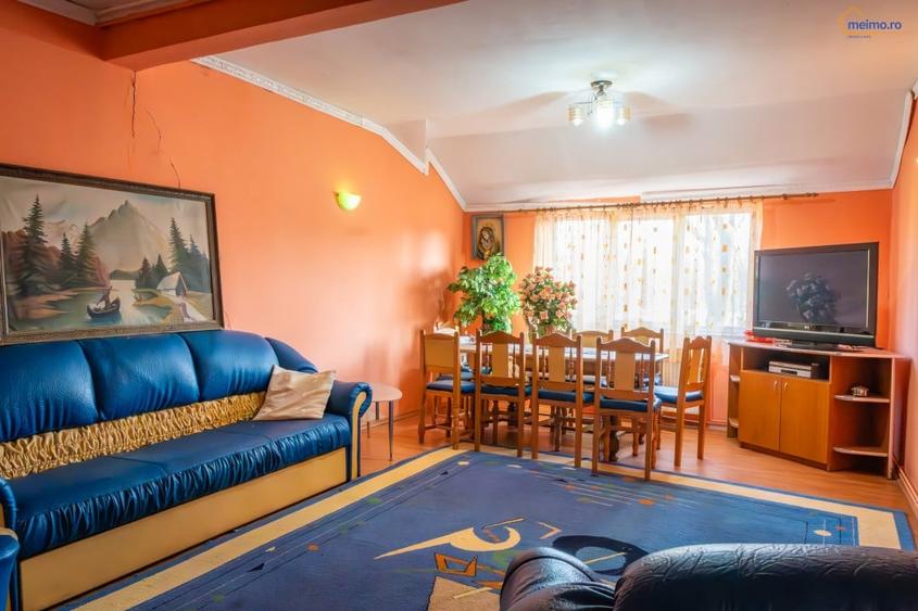 Casă individuală cu 8 camere cu Canalizare în Comănești