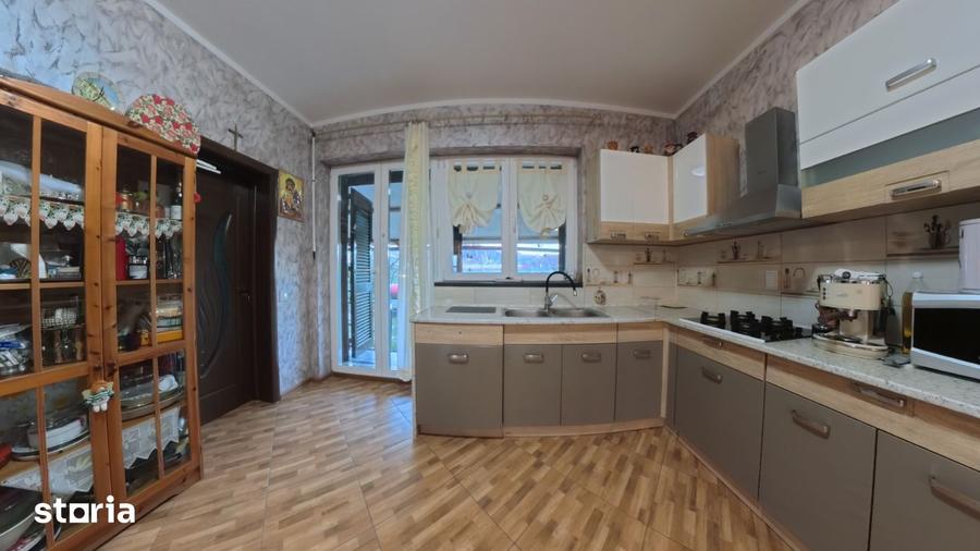 Casă cu 4 camere cu Teren 486 Mp în Central