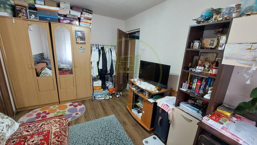 Apartament cu 3 camere semidecomandat, mobilat în Valea Rosie