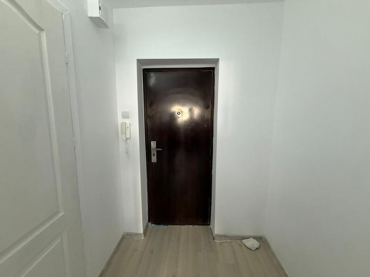 Garsonieră decomandată în Titan