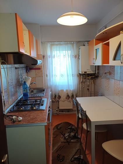 Apartament cu 3 camere semidecomandat în Cazasu