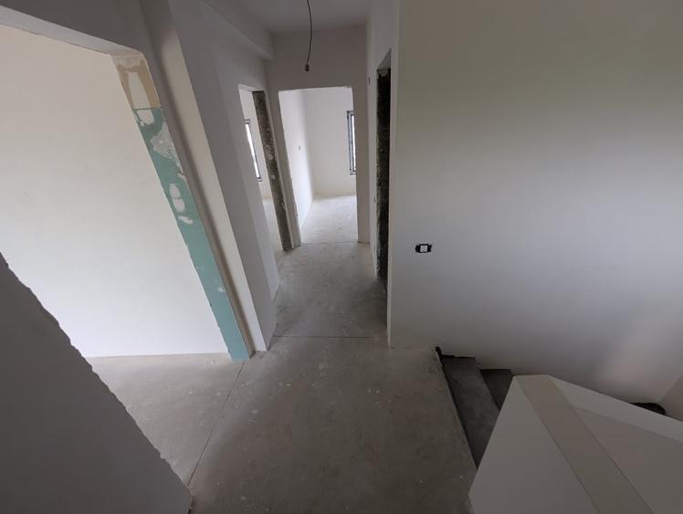 Casă individuală cu 5 camere cu Teren 300 Mp în Tunari