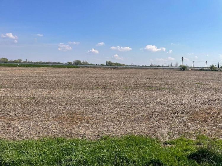 Teren Construcții extravilan de 3300 mp, în Central