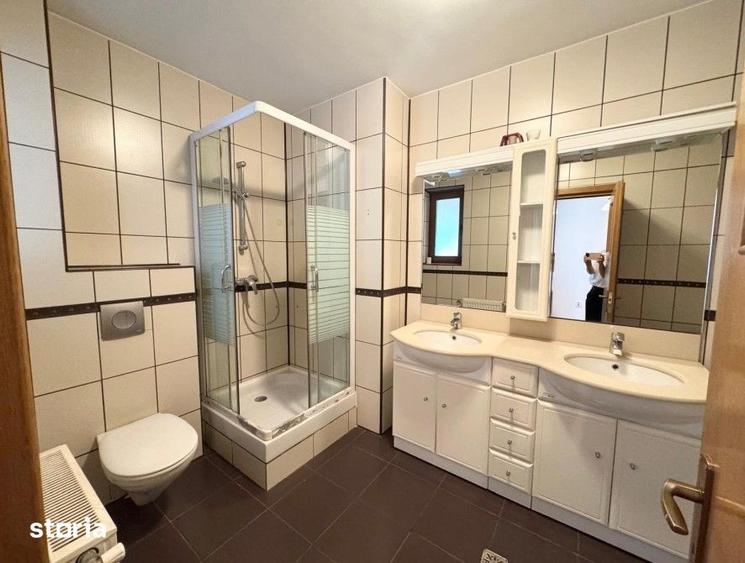 Casă cu 8 camere cu Teren 250 Mp în Tei