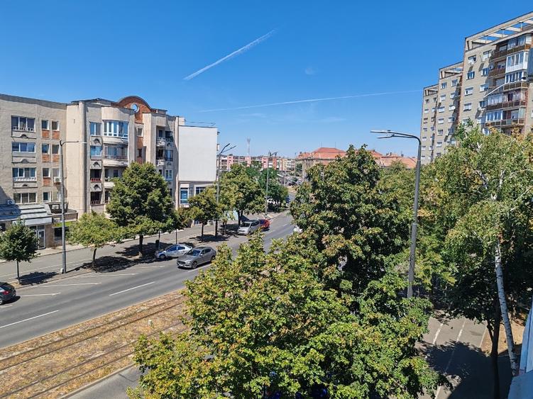 Apartament cu 3 camere semidecomandat în P-ța Gării