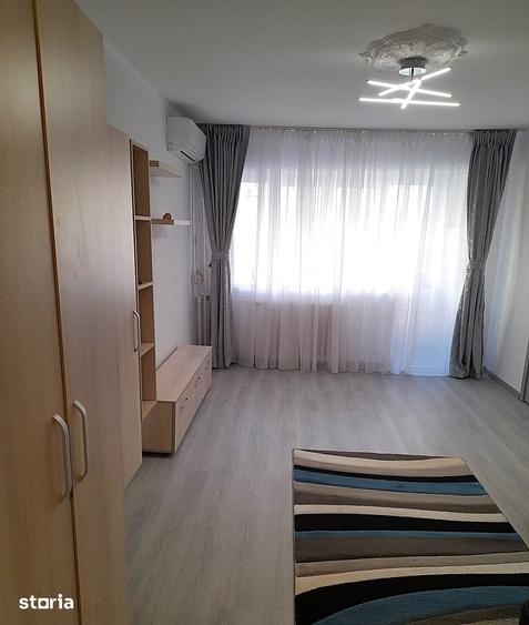 Apartament cu 3 camere semidecomandat în Tineretului