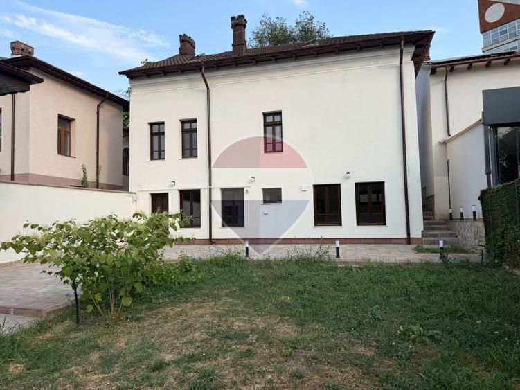 Casă individuală cu 6 camere cu Teren 1000 Mp în Central