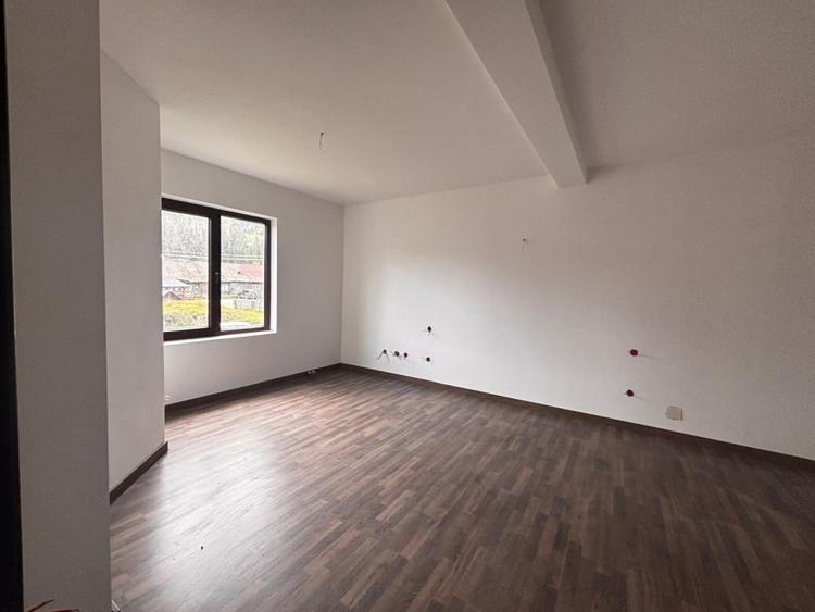Casă individuală cu 4 camere cu Teren 1000 Mp în Central