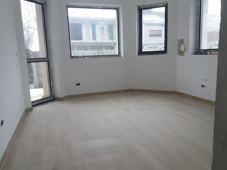 Casă individuală cu 5 camere cu Teren 650 Mp în Odăi